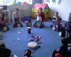 Maminky s dětmi bubnují v kruhu