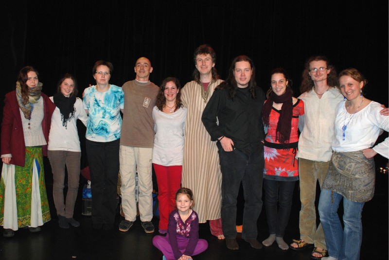 Zleva: Nami (zpěv), Zuzka (tanec), Alice (múza), Martin (tibetské mísy), Lily (tanec), Sueneé (moderátor, bubeník), Maike (el.akustická kytara), Natálie (múza), Radek (fujara, koncovky), Alenka (manažerka večera), Kačenka (nejmenší divačka)